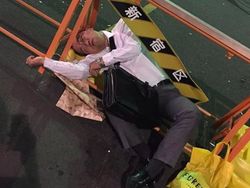 Potret Karyawan Super Lelah di Jepang Bergelimpangan di Jalan