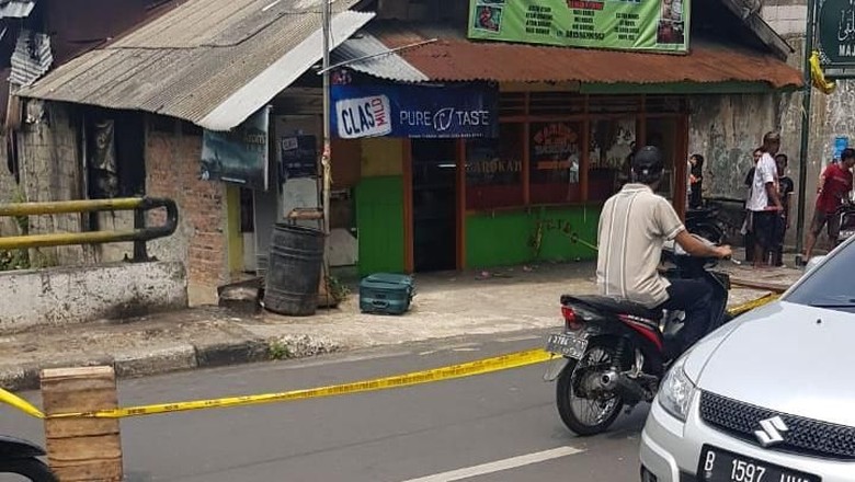 Tim Penjinak Bom Cek Koper Mencurigakan di Warteg Barokah Jatinegara Tim Penjinak Bom Cek Koper Mencurigakan di Warteg Barokah Jatinegara