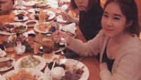 Makan bersama, Yoo In Na tampak asyik menikmati makanan enak. Foto: Instagram