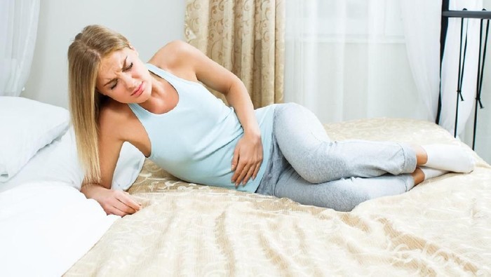 Seperti Hamil 6 Bulan, Model Bikini Ini Ternyata Idap Endometriosis