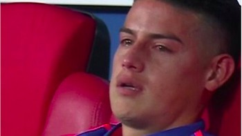 Ekspresi James Rodriguez pun dicomot untuk menggambarkan kesedihan fans MU yang tak terima Jones akan membela tim itu lebih lama. (Foto: Internet/Twitter)