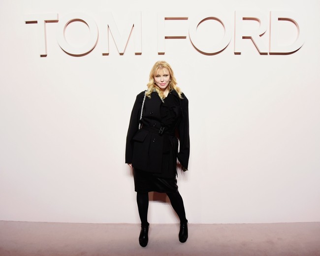 Tamu istimewa Tom Ford lainnya adalah musisi rock Courtney Love. Busana serba hitam dengan coat longgar bergaya 1980-an menjadi andalan istri mendiang Kurt Cobain ini. (Foto: Getty Images)