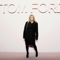 Tamu istimewa Tom Ford lainnya adalah musisi rock Courtney Love. Busana serba hitam dengan coat longgar bergaya 1980-an menjadi andalan istri mendiang Kurt Cobain ini. (Foto: Getty Images)