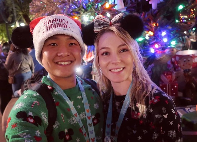 Banyak netizen terutama pria mengkritiknya yang berbau kecemburuan dan rasis. Pada 2017, selebgram yang juga seorang vlogger video game ini dihujat setelah mengunggah video YouTube yang menampilkan dirinya dan Jay menghabiskan waktu di Anime Expo California. Foto: Instagram @lisapeachy