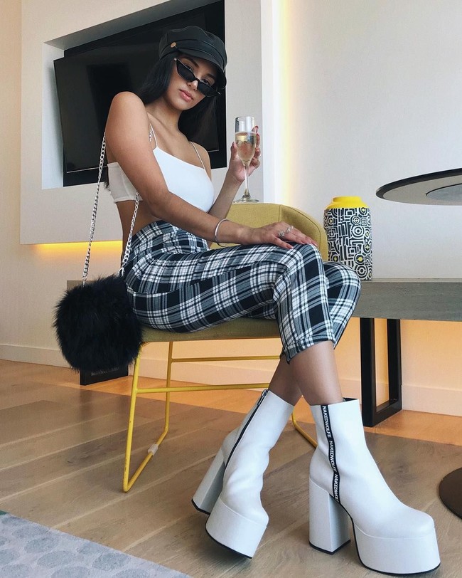 Bawel Saat Minta FotoTentu selebgram sering meminta bantuan orang untuk memotretnya. Beberapa bahkan punya fotografer pribadi, paling tidak pasangan atau teman sendiri. Saat minta difotokan, selebgram pun mengaku jika mereka sering bawel. Aku biasanya meminta mereka mengambil gambar beberapa kali dan kami akan lihat apa yang perlu diubah, apakah itu sudutku, poseku, jarak, dll, kata Rowi. Foto: Instagram