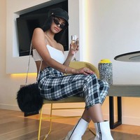 Bawel Saat Minta FotoTentu selebgram sering meminta bantuan orang untuk memotretnya. Beberapa bahkan punya fotografer pribadi, paling tidak pasangan atau teman sendiri. Saat minta difotokan, selebgram pun mengaku jika mereka sering bawel. Aku biasanya meminta mereka mengambil gambar beberapa kali dan kami akan lihat apa yang perlu diubah, apakah itu sudutku, poseku, jarak, dll, kata Rowi. Foto: Instagram