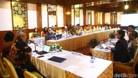 Arief Budiman dan tim panelis mendengarkan masukan-masukan yang disampaikan oleh lembaga swadaya masyarakat (LSM).