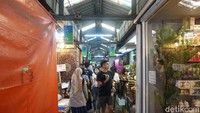 Pakaian-pakaian pun dijual harga mulai THB 100 atau setara dengan Rp 40 ribuan