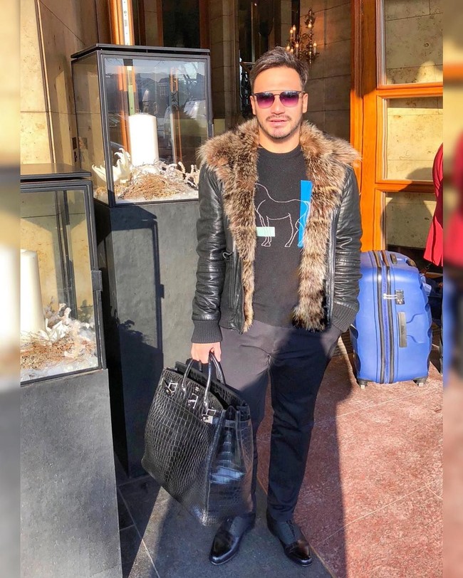 Bagi para pria yang menggemari Hermes, tas Birkin ukuran super besar seperti yang dipakai Dr. Thiago ini menjadi favorit. (Foto: Dok. Instagram Dr. Thiago Freire)