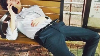 Salah seorang karyawan senior tergeletak di kursi sampai dan terlihat sangat lelah. Jepang memang dikenal negara yang rakyatnya sangat bekerja keras. Foto: Instagram