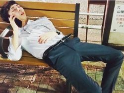 Potret Karyawan Super Lelah di Jepang Bergelimpangan di Jalan