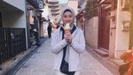Serunya Pose Emma, Artis Cantik Malaysia Saat Cicip Makanan Enak