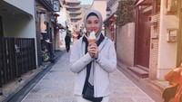 Wanita 27 tahun ini ternyata hobi kulineran. Ini adalah foto Emma saat sedang travelling ke Jepang dan cicip es krim lembut. Foto: Instagram @emma_maembongofficial