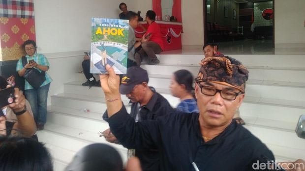 Ahok Beri Buku 'Kebijakan Ahok' ke PDIP Bali