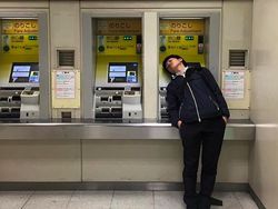 Potret Karyawan Super Lelah di Jepang Bergelimpangan di Jalan