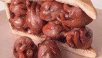 Siapa sangka kue tart cantik ini terbuat dari potongan daging yang unik dan menarik, dengan latar belakang warna pastel yang membuatnya Instagrammable. Foto: Instagram @qimmyshimmy