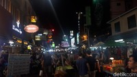 Kawasan Khao San Road, jadi pusat hiburan malam di Thailand. Selain berbagai atraksi, ada juga sejumlah bar dan kafe yang ramah kantong (Shinta/detikcom)