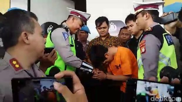 Setelah ditangkap polisi dia menangis dan meminta maaf.