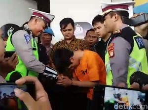 Tak Lagi Sok Galak, Adi Tertunduk Dikawal Polisi Bersenjata