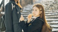 Awet muda banget ya. Gayanya imut apalagi sambil menikmati kue. Foto: Instagram