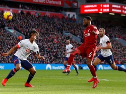 Gini Wijnaldum membuat publik Anfield bersorak-sorai lagi ketika mencetak gol pada menit ke-34. Liverpool unggul 2-0. (Jason Cairnduff/Reuters)