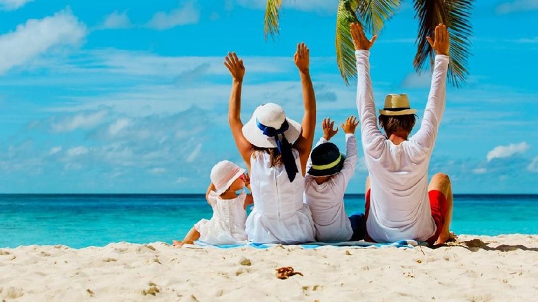 ilustrasi keluarga liburan Shot of a happy family out on a morning walk together
