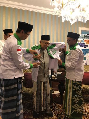 Forum Santri Indonesia memberi seragam kepada Ma'ruf Amin. Timbal baliknya, mereka juga mendapatkan serban dari Ma'ruf Amin