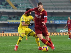 Edin Dzeko belakangan dipercaya sebagai kapten Roma karena Daniele De Rossi lagi jarang dimainkan. (Alessandro Sabattini/Getty Images)