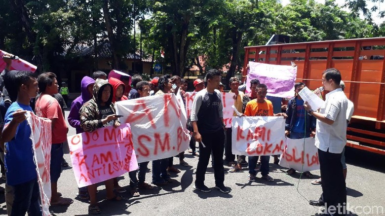Ratusan Warga Bojonegoro Tolak LSM Luar Bermain di Proyek Kedungkeris Ratusan Warga Bojonegoro Tolak LSM Luar Bermain di Proyek Kedungkeris