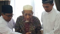 UAS mengaku beruntung bisa dipertemukan dengan Mbah Moen lewat KH. DR. Fadholan dan KH. DR. Afifuddin (Foto: Instagram @ustadzabdulsomad)