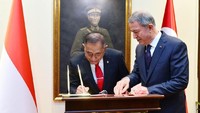 Bilateral meeting Menhan RI-Turki merupakan komitmen kerjasama dibidang pertahanan terutama dalam mencermati isu-isu keamanan global dan regional, pemberantasan terorisme hingga kerjasama teknologi dan industri pertahanan serta perlunya dialog keamanan tahunan antara kedua negara. Istimewa/Juli Syawaludin/Puskom Kemenhan.