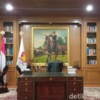 Ruang kerja Prabowo Subianto didominasi palet cokelat dan krem baik pada lantai, langit-langit, lemari hingga dinding. Kesan elegan tergambar dari pemilihan warna monokrom pada ruangan. (Foto: Marlinda Oktavia Erwanti/detikcom)