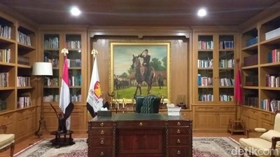Foto: Mengintip Ruang Kerja Prabowo Subianto yang Kental Nuansa Klasik