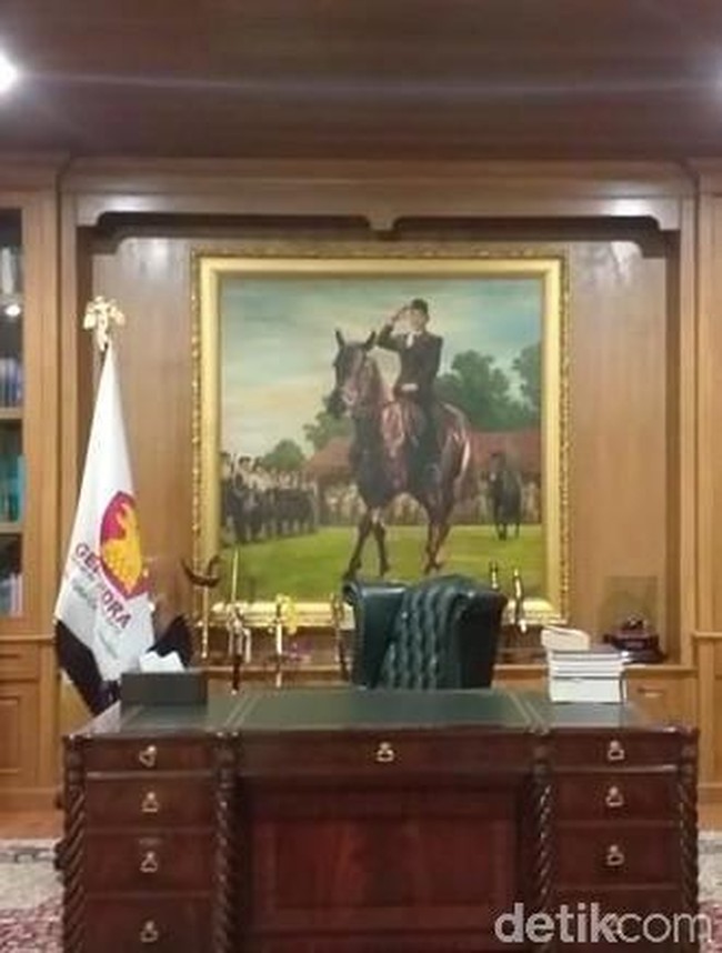 Nuansa klasik pun cukup kental di ruangan yang dipenuhi berbagai buku tersebut. Mulai dari kursi beraksen quilt hingga meja kerja dari kayu dengan detail ukiran. (Foto: Marlinda Oktavia Erwanti/detikcom)