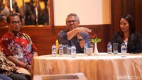 Arief Budiman mengatakan baru 60 persen pertanyaan untuk debat kedua yang diselesaikan oleh panelis. Panelis masih akan bekerja merampungkan soal materi debat kedua sore ini.