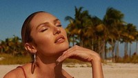Candice Swanepoel disebut masih jomlo setelah putus dari Hermann Nicoli pada 2018 yang memberikannya dua orang anak. Foto: Dok. Tropic of C