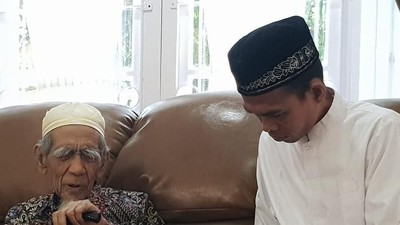 Potret Ustaz Abdul Somad Sowan ke Mbah Moen