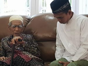 Potret Ustaz Abdul Somad Sowan ke Mbah Moen