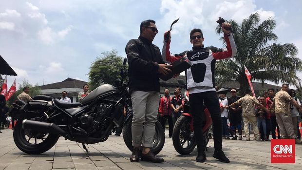 Ridwan Kamil memberikan kujang kepada Marc Marquez.