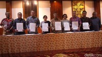 Komisioner KPU Hasyim Asyari, serta dua moderator debat Tommy Tjokro dan Anisha Dasuki hadir dalam acara itu. Tujuh panelis juga hadir yaitu Rektor ITS Joni Hermana, Rektor IPB Arif Satria, Direktur Eksekutif Walhi Nur Hidayati, ahli pertambangan ITB Irwandy Arif,, pakar energi Ahmad Agustiawan, pakar lingkungan Undip Sudharto P Hadi, serta Sekretaris Jenderal Konsorsium Pengembangan Agraria Dewi Kartika. 