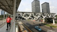 Revitalisasi JPO sudah rampung dan bisa dilintasi pejalan kaki.
