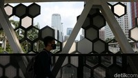 Seorang warga melintas di JPO yang telah selesai direvitalisasi.