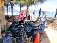 Pantai di Banda Aceh Dipenuhi Sampah Sedotan Hingga Popok Bayi
