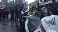 Komunitas menanti sabar Marc Marquez semenjak pagi. Foto: Lucas Aditya