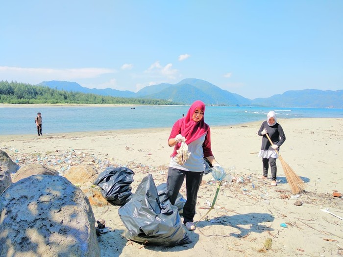 Pantai di Banda Aceh Dipenuhi Sampah Sedotan Hingga Popok Bayi
