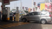 Di SPBU Shell Bekasi Barat, terlihat hilir mudik sepeda motor maupun mobil. 