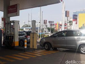 Harga BBM Shell Turun Rp 550/Liter, Warga Isi Full Tank