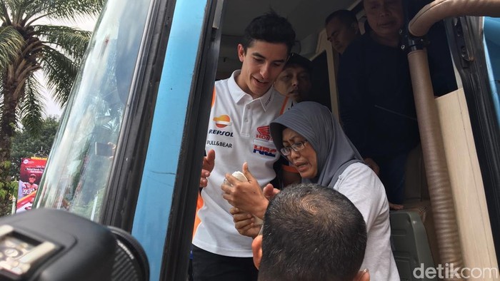 Pebalap MotoGP Marc Marquez bersama penggemarnya. Foto: Ridwan/detikOto Pebalap MotoGP Marc Marquez bersama penggemarnya. Foto: Ridwan/detikOto