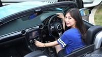 Para SPG itu siap berpose saat mata lensa mengarah kepadanya.