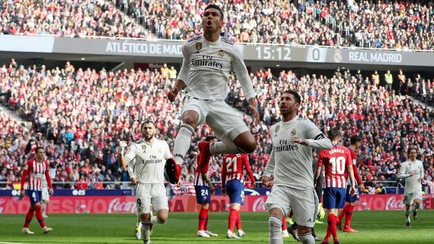 Gol Casemiro berbau kontroversi karena berawal dari sepak pojok yang diulang sesuai perintah wasit. (